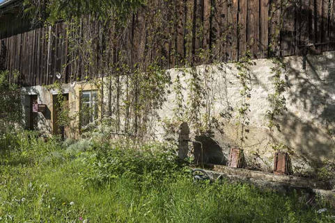 Façade latérale gauche, avec fontaine. © Région Bourgogne-Franche-Comté, Inventaire du patrimoine