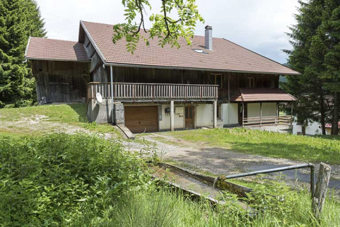 Façade latérale gauche, de trois quarts gauche, avec la fontaine. © Région Bourgogne-Franche-Comté, Inventaire du patrimoine Façade latérale gauche, de trois quarts gauche, avec la fontaine. © Région Bourgogne-Franche-Comté, Inventaire du patrimoine