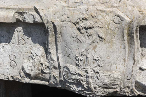 Chaudronnerie, façade antérieure : armoiries et vase sculptés sur le linteau. © Région Bourgogne-Franche-Comté, Inventaire du patrimoine Chaudronnerie, façade antérieure : armoiries et vase sculptés sur le linteau. © Région Bourgogne-Franche-Comté, Inventaire du patrimoine