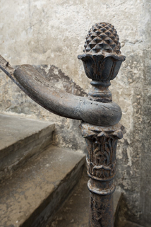 Chaudronnerie : motif d'amortissement de la rampe d'appui de l'escalier. © Région Bourgogne-Franche-Comté, Inventaire du patrimoine Chaudronnerie : motif d'amortissement de la rampe d'appui de l'escalier. © Région Bourgogne-Franche-Comté, Inventaire du patrimoine