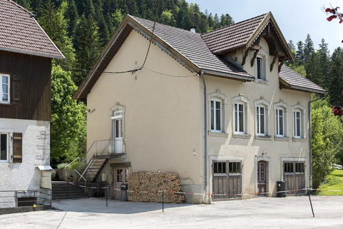 Maison : façades antérieure et latérale gauche. © Région Bourgogne-Franche-Comté, Inventaire du patrimoine Maison : façades antérieure et latérale gauche. © Région Bourgogne-Franche-Comté, Inventaire du patrimoine