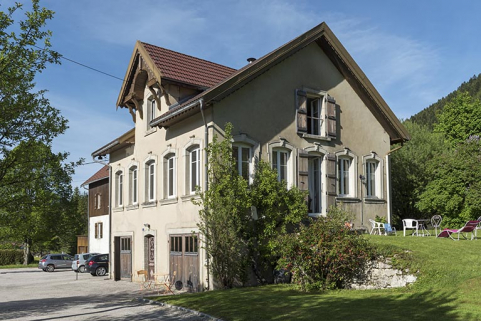 Maison : façades antérieure et latérale droite. © Région Bourgogne-Franche-Comté, Inventaire du patrimoine Maison : façades antérieure et latérale droite. © Région Bourgogne-Franche-Comté, Inventaire du patrimoine
