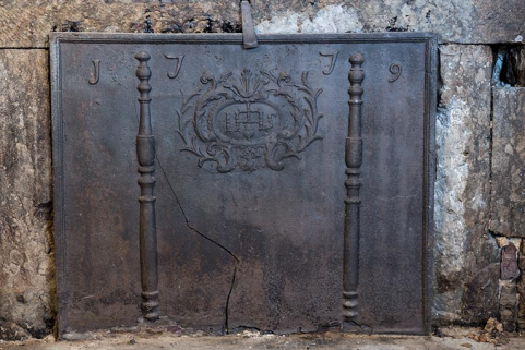 Plaque de cheminée datée 1779. © Région Bourgogne-Franche-Comté, Inventaire du patrimoine Plaque de cheminée datée 1779. © Région Bourgogne-Franche-Comté, Inventaire du patrimoine