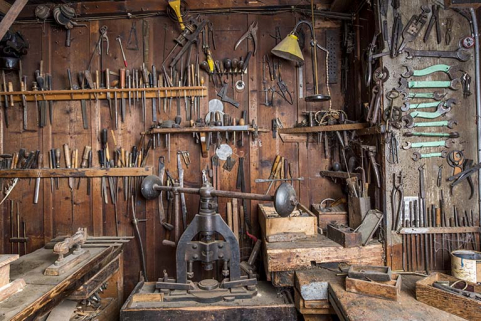 Atelier : outils et presse à balancier. © Région Bourgogne-Franche-Comté, Inventaire du patrimoine Atelier : outils et presse à balancier. © Région Bourgogne-Franche-Comté, Inventaire du patrimoine