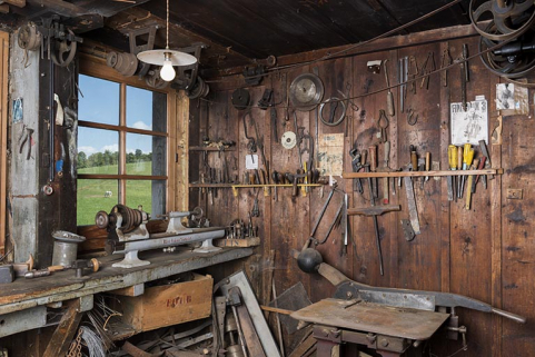 Atelier : outils, tour Burri Frères (Tramelan, Suisse) et massicot. © Région Bourgogne-Franche-Comté, Inventaire du patrimoine Atelier : outils, tour Burri Frères (Tramelan, Suisse) et massicot. © Région Bourgogne-Franche-Comté, Inventaire du patrimoine