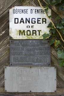 Les Gras : plaques sur le transformateur de la Société électrique de Morteau, Maîche et Extensions. © Région Bourgogne-Franche-Comté, Inventaire du patrimoine Les Gras : plaques sur le transformateur de la Société électrique de Morteau, Maîche et Extensions. © Région Bourgogne-Franche-Comté, Inventaire du patrimoine
