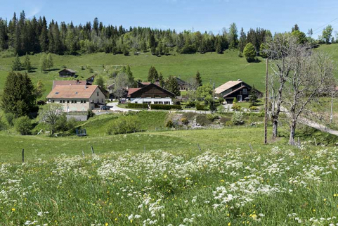 Vue d'ensemble du Grand Mont, depuis le sud. © Région Bourgogne-Franche-Comté, Inventaire du patrimoine Vue d'ensemble du Grand Mont, depuis le sud. © Région Bourgogne-Franche-Comté, Inventaire du patrimoine
