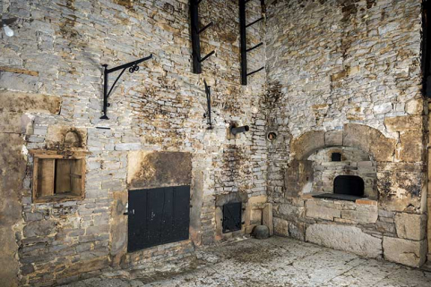 Intérieur, "tué" central : plaque de cheminée (commune au "poêle" voisin) et trappe du poêle en faïence à gauche, four à pain à droite. © Région Bourgogne-Franche-Comté, Inventaire du patrimoine Intérieur, "tué" central : plaque de cheminée (commune au "poêle" voisin) et trappe du poêle en faïence à gauche, four à pain à droite. © Région Bourgogne-Franche-Comté, Inventaire du patrimoine