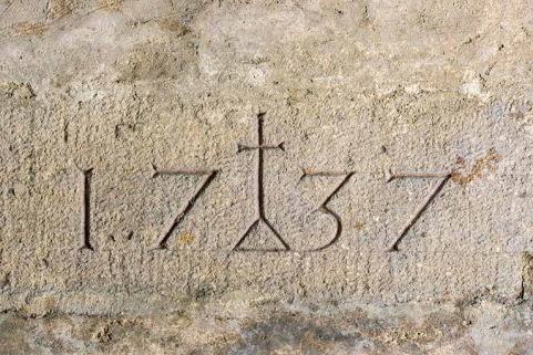Intérieur, cave sous le corps sud-est : date 1737 gravée sur une pierre (en remploi ?). © Région Bourgogne-Franche-Comté, Inventaire du patrimoine Intérieur, cave sous le corps sud-est : date 1737 gravée sur une pierre (en remploi ?). © Région Bourgogne-Franche-Comté, Inventaire du patrimoine