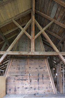 Intérieur, grange : hotte du "tué" central et charpente. © Région Bourgogne-Franche-Comté, Inventaire du patrimoine Intérieur, grange : hotte du "tué" central et charpente. © Région Bourgogne-Franche-Comté, Inventaire du patrimoine