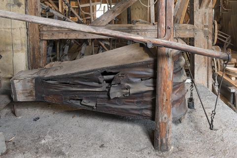 Soufflet en cuir de la forge, dans la grange. © Région Bourgogne-Franche-Comté, Inventaire du patrimoine