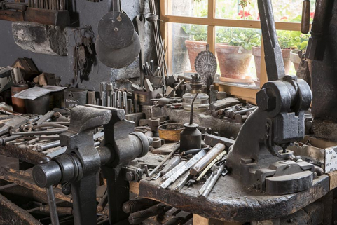 Forge : établi avec étau et machine à poinçonner ou river. © Région Bourgogne-Franche-Comté, Inventaire du patrimoine