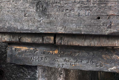 Forge : détail du battant de la porte ayant servi à l'essai de fers à marquer. © Région Bourgogne-Franche-Comté, Inventaire du patrimoine