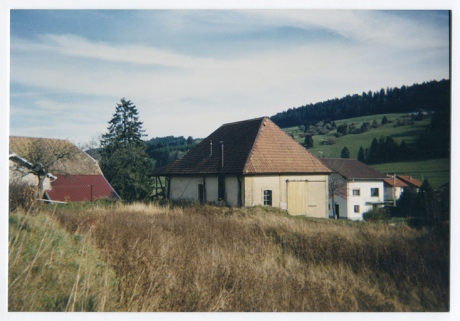 La scierie vue de l'ouest, en novembre 1994. Au premier plan, le bassin de retenue. © Région Bourgogne-Franche-Comté, Inventaire du patrimoine