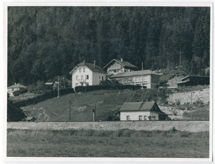 [L'usine Remonay entre 1961 et 1967]. La maison d'Emile Remonay est visible à gauche en avant de l'usine, celle de Pierre à l'arrière d'elle. © Région Bourgogne-Franche-Comté, Inventaire du patrimoine