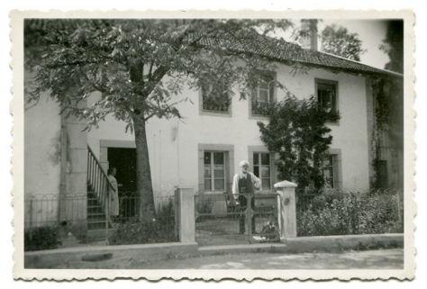 [Façade latérale droite du bâtiment, avec Jules Jacquet], 1er quart 20e siècle. © Région Bourgogne-Franche-Comté, Inventaire du patrimoine