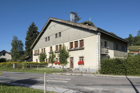 Vue d'ensemble en 2017 : façades antérieure et latérale droite. © Région Bourgogne-Franche-Comté, Inventaire du patrimoine