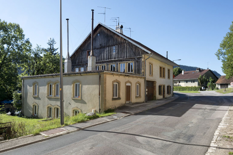 Façades antérieure et latérale gauche. © Région Bourgogne-Franche-Comté, Inventaire du patrimoine Façades antérieure et latérale gauche. © Région Bourgogne-Franche-Comté, Inventaire du patrimoine