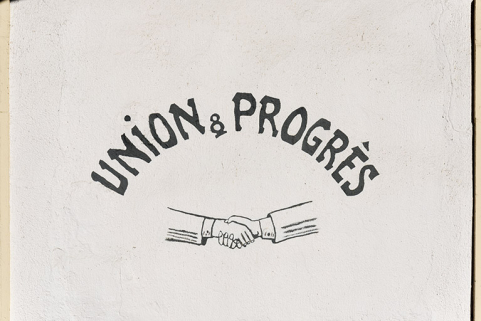Devise Union et Progrès et poignée de main, peintes sur la façade antérieure. © Région Bourgogne-Franche-Comté, Inventaire du patrimoine Devise Union et Progrès et poignée de main, peintes sur la façade antérieure. © Région Bourgogne-Franche-Comté, Inventaire du patrimoine
