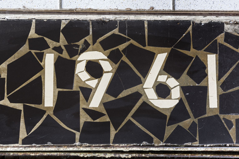 Usine : date 1961 en céramique sur le sol de l'entrée en façade. © Région Bourgogne-Franche-Comté, Inventaire du patrimoine