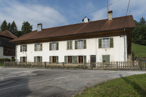 Façade antérieure, de trois quarts droite. © Région Bourgogne-Franche-Comté, Inventaire du patrimoine Façade antérieure, de trois quarts droite. © Région Bourgogne-Franche-Comté, Inventaire du patrimoine