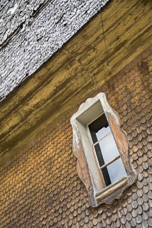 Façade latérale gauche : essentage de tavaillons et fenêtre. © Région Bourgogne-Franche-Comté, Inventaire du patrimoine Façade latérale gauche : essentage de tavaillons et fenêtre. © Région Bourgogne-Franche-Comté, Inventaire du patrimoine