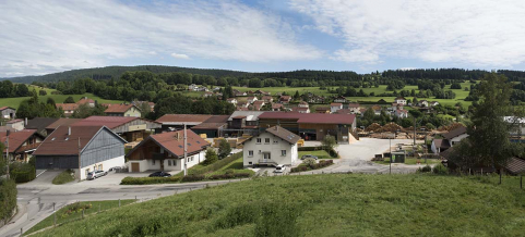 Scierie Burgunder ou Jurabois (le Moulin Bonzon). Le ruisseau du Théverot passe derrière les bâtiments. © Région Bourgogne-Franche-Comté, Inventaire du patrimoine Scierie Burgunder ou Jurabois (le Moulin Bonzon). Le ruisseau du Théverot passe derrière les bâtiments. © Région Bourgogne-Franche-Comté, Inventaire du patrimoine