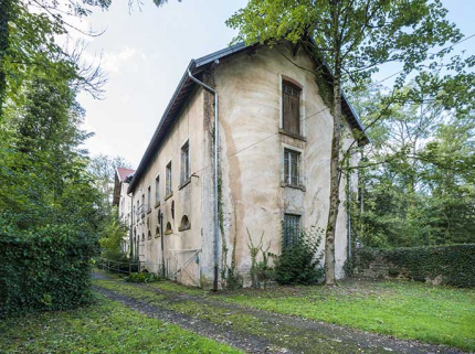 Vue de trois quarts depuis l'entrée. © Région Bourgogne-Franche-Comté, Inventaire du patrimoine