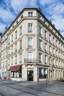 Vue de l'Immeuble depuis l'angle de la rue et du quai. © Région Bourgogne-Franche-Comté, Inventaire du patrimoine Vue de l'Immeuble depuis l'angle de la rue et du quai. © Région Bourgogne-Franche-Comté, Inventaire du patrimoine