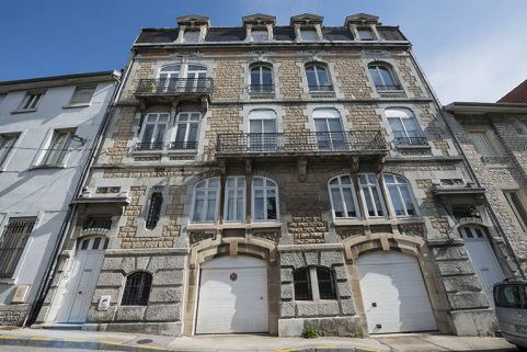 Façade antérieure. Vue en contre-plongée. © Région Bourgogne-Franche-Comté, Inventaire du patrimoine Façade antérieure. Vue en contre-plongée. © Région Bourgogne-Franche-Comté, Inventaire du patrimoine