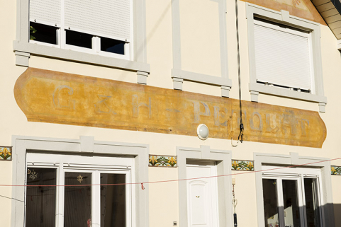 Pignon est. Détail du bandeau peint. © Région Bourgogne-Franche-Comté, Inventaire du patrimoine Pignon est. Détail du bandeau peint. © Région Bourgogne-Franche-Comté, Inventaire du patrimoine