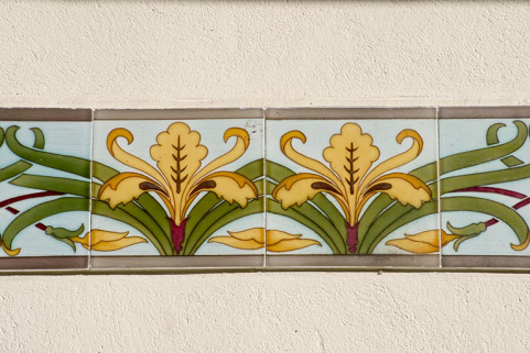 Pignon est de l'atelier. Détail des faïences. © Région Bourgogne-Franche-Comté, Inventaire du patrimoine Pignon est de l'atelier. Détail des faïences. © Région Bourgogne-Franche-Comté, Inventaire du patrimoine