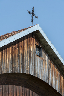 Ferme, façade antérieure : croix de faîtage. © Région Bourgogne-Franche-Comté, Inventaire du patrimoine