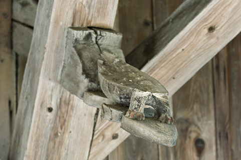 Ferme, façade latérale droite : 4e arbalétrier (à droite) sculpté en forme d'animal non identifié. © Région Bourgogne-Franche-Comté, Inventaire du patrimoine