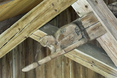 Ferme, façade latérale droite : 2e arbalétrier sculpté en forme de chat (?). © Région Bourgogne-Franche-Comté, Inventaire du patrimoine