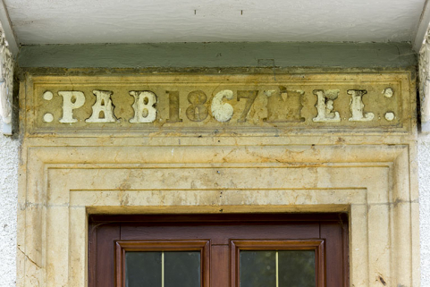 Maison : initiales et date 1867, sur le linteau de la porte. © Région Bourgogne-Franche-Comté, Inventaire du patrimoine