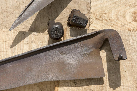 Poinçons avec les marques JACB (Joseph Aimé Célestin Bobillier) et AB (Alexis ou Amédée Bobillier). © Région Bourgogne-Franche-Comté, Inventaire du patrimoine