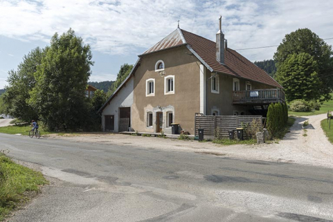 Taillanderie et scierie Bobillier (les Forges ou la Malepierre). Le bosquet à gauche marque l'emplacement du bassin de retenue et de la scierie détruite, le bâtiment à droite est celui de la taillanderie. © Région Bourgogne-Franche-Comté, Inventaire du patrimoine Taillanderie et scierie Bobillier (les Forges ou la Malepierre). Le bosquet à gauche marque l'emplacement du bassin de retenue et de la scierie détruite, le bâtiment à droite est celui de la taillanderie. © Région Bourgogne-Franche-Comté, Inventaire du patrimoine