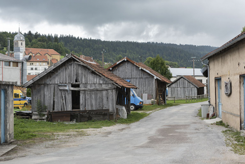 Dépendance, séchoir à bois et entrepôt de 1929, vus depuis la cour au sud. © Région Bourgogne-Franche-Comté, Inventaire du patrimoine Dépendance, séchoir à bois et entrepôt de 1929, vus depuis la cour au sud. © Région Bourgogne-Franche-Comté, Inventaire du patrimoine