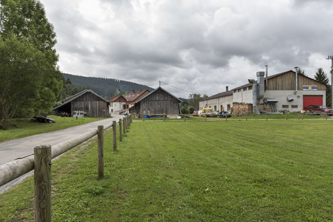 Vue d'ensemble, depuis le nord : scierie à gauche, séchoir à bois au centre et usine à droite. © Région Bourgogne-Franche-Comté, Inventaire du patrimoine Vue d'ensemble, depuis le nord : scierie à gauche, séchoir à bois au centre et usine à droite. © Région Bourgogne-Franche-Comté, Inventaire du patrimoine
