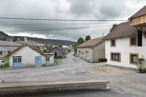 Cour, avec une dépendance à gauche, l'entrepôt de 1929 et la tournerie de manches à droite. © Région Bourgogne-Franche-Comté, Inventaire du patrimoine Cour, avec une dépendance à gauche, l'entrepôt de 1929 et la tournerie de manches à droite. © Région Bourgogne-Franche-Comté, Inventaire du patrimoine