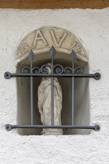 Abri du moteur : niche avec statue de la Vierge, date 1898 et intiales. © Région Bourgogne-Franche-Comté, Inventaire du patrimoine Abri du moteur : niche avec statue de la Vierge, date 1898 et intiales. © Région Bourgogne-Franche-Comté, Inventaire du patrimoine