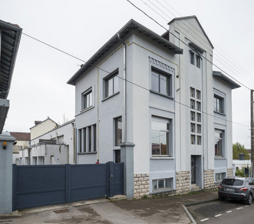 Atelier et bureaux, vus de trois quarts. © Région Bourgogne-Franche-Comté, Inventaire du patrimoine Atelier et bureaux, vus de trois quarts. © Région Bourgogne-Franche-Comté, Inventaire du patrimoine
