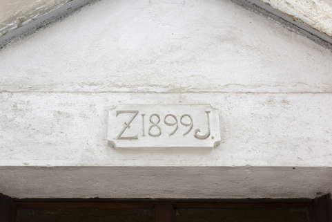 Date et initiales sur le linteau de la porte. © Région Bourgogne-Franche-Comté, Inventaire du patrimoine