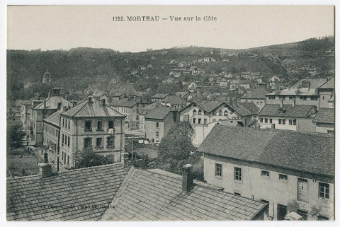 1252. Morteau - Vue sur la Côte, 1er quart 20e siècle. La Grande Fabrique est vue en enfilade à gauche. © Région Bourgogne-Franche-Comté, Inventaire du patrimoine