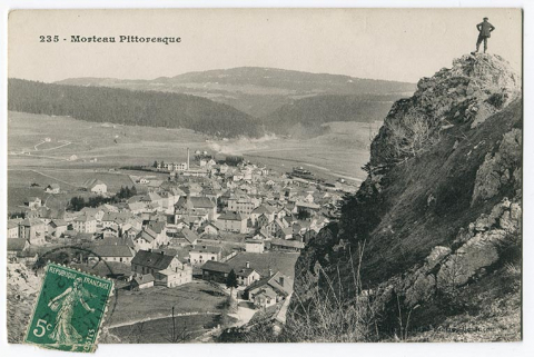 235 - Morteau pittoresque [vue d'ensemble plongeante depuis le nord], 1er quart 20e siècle [entre 1896 et 1912]. Les deux bâtiments sont visibles au-dessus du timbre. © Région Bourgogne-Franche-Comté, Inventaire du patrimoine