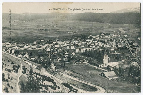 1. - Morteau. - Vue générale (prise du Bois Robert), 1er quart 20e siècle [avant 1911]. L'usine, au centre de l'image, se marque par sa cheminée. © Région Bourgogne-Franche-Comté, Inventaire du patrimoine