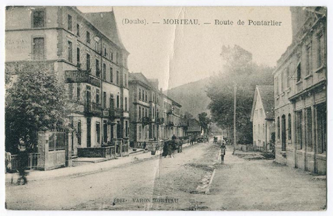 (Doubs). - Morteau. - Route de Pontarlier [la rue René Payot vue de l'est], 1ère moitié 20e siècle [avant 1932]. La façade est visible à droite. © Région Bourgogne-Franche-Comté, Inventaire du patrimoine