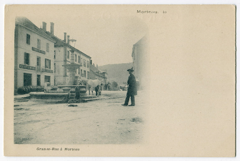 Grande-Rue à Morteau, 4e quart 19e siècle. Bâtiment 5 place Carnot à gauche, avec l'enseigne J. Panneton Frères. © Région Bourgogne-Franche-Comté, Inventaire du patrimoine
