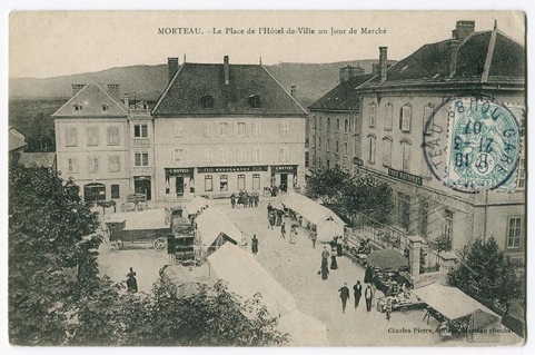 Morteau. - La place de l'Hôtel-de-Ville un jour de marché, limite 19e siècle 20e siècle [avant 1907]. © Région Bourgogne-Franche-Comté, Inventaire du patrimoine